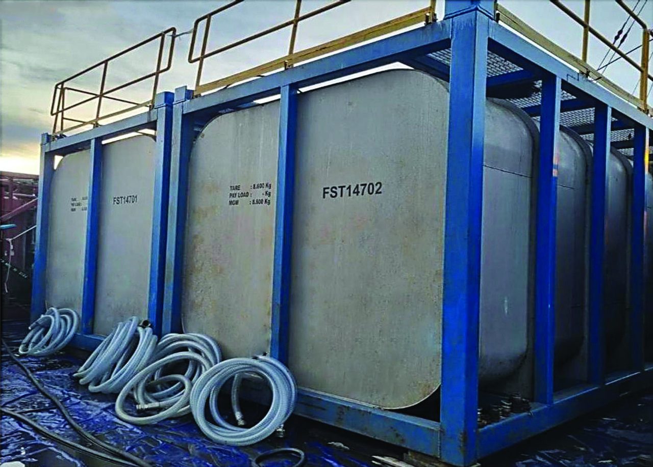 Mixing tank with agitator platform